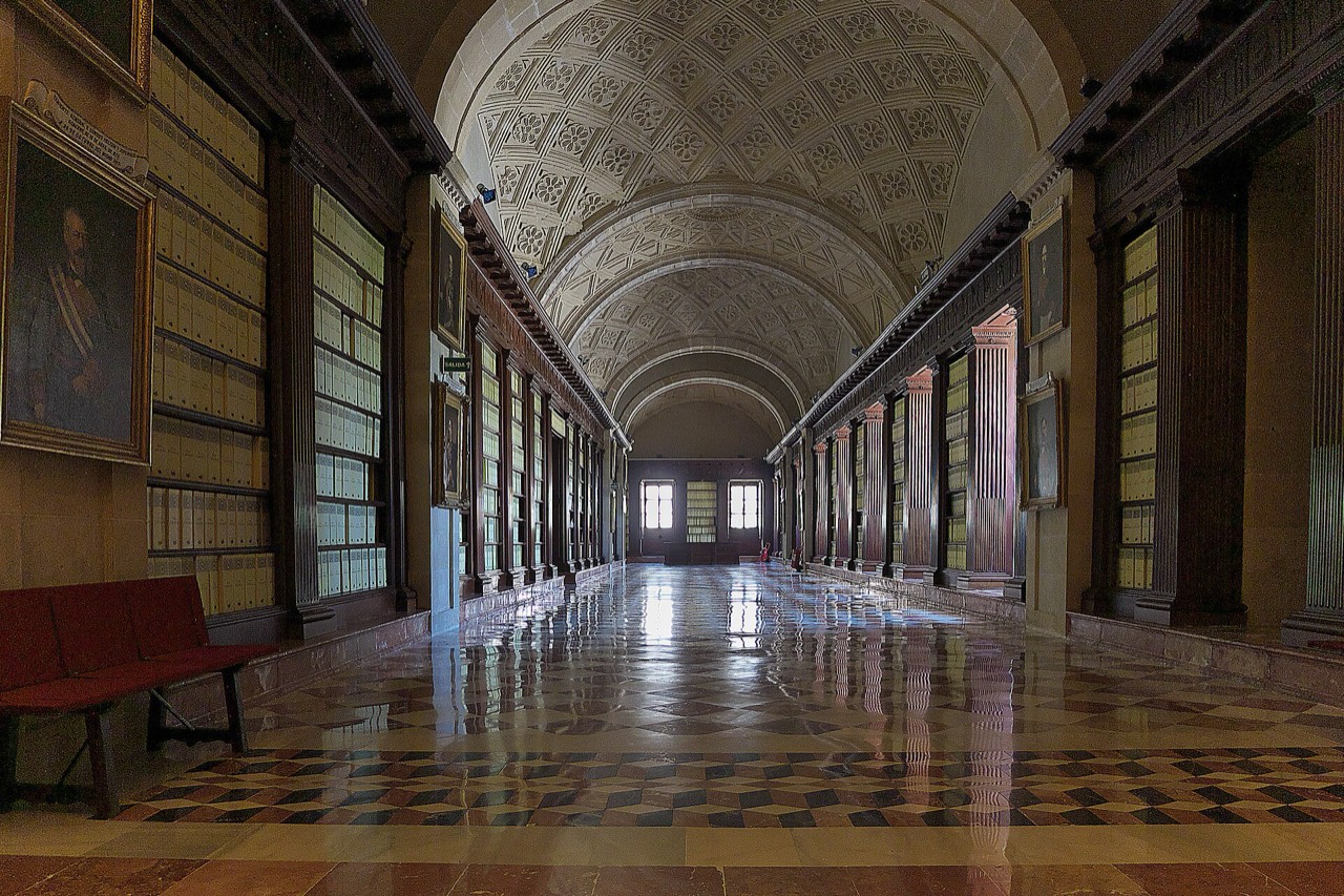 Galería del Archivo General de Indias, en Sevilla, con estanterías de legajos bajo bóvedas de piedra