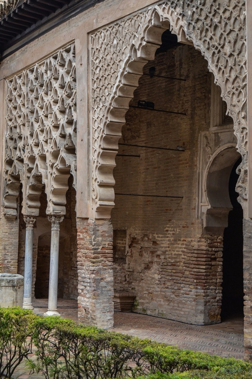 Arcos de yeserías almohades del Patio del Yeso, en el Alcázar de Sevilla